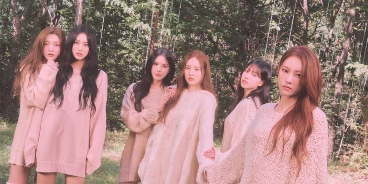 K-Pop Spotlight: Girl Group Weeekly Releases New Single 'Stranger' in Korean and English