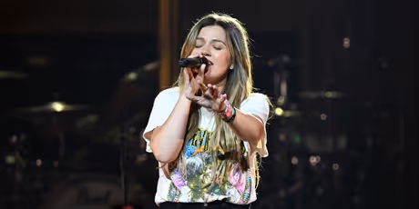 Kelly Clarkson Postpones August Las Vegas Residency Dates Photo