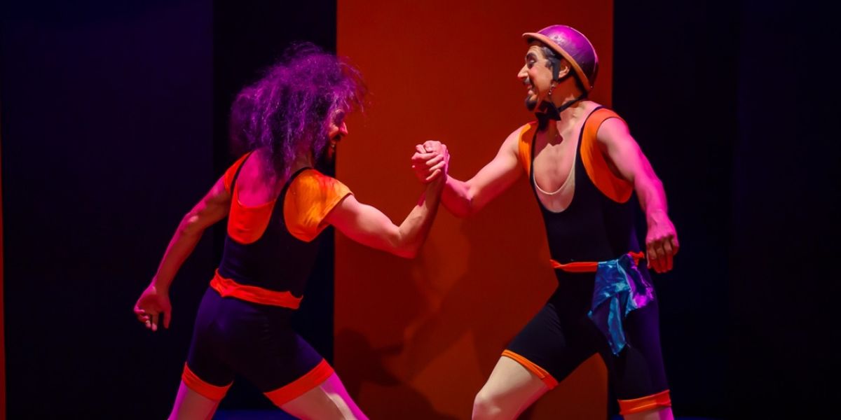 La Puesta En Escena Par De Comodines Presenta Una Colección De Piezas Cómicas Y Virtuosas Inspiradas En El Circo Clásico