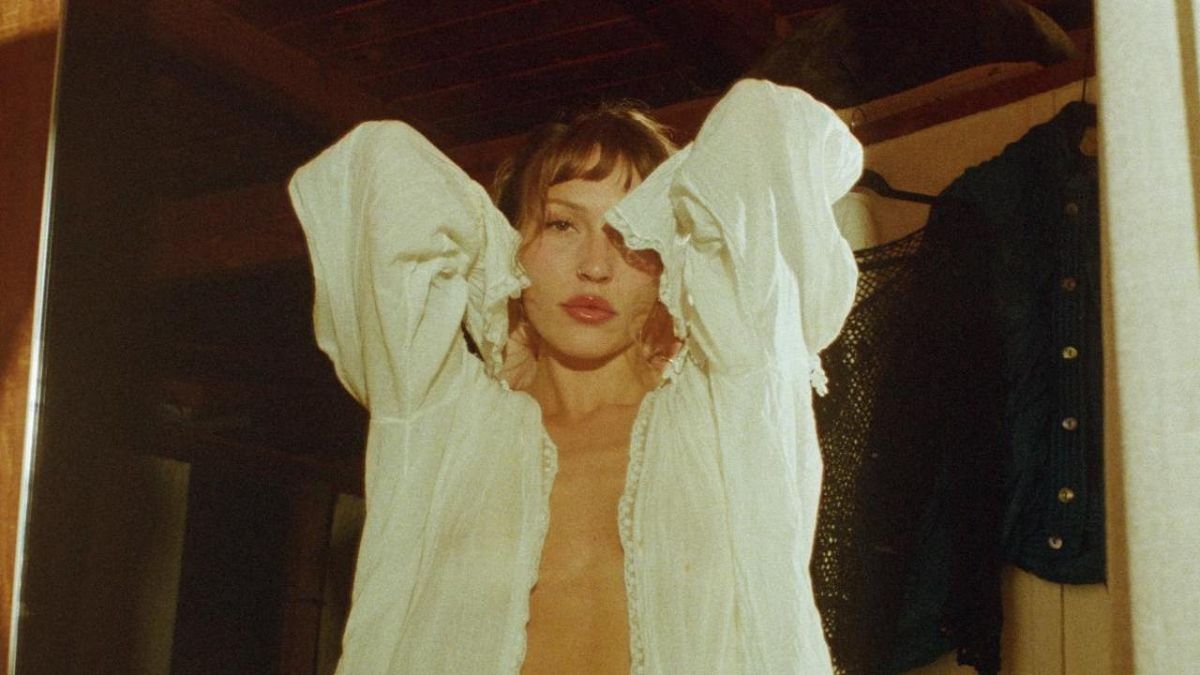 Lennon Stella Releases New Single 