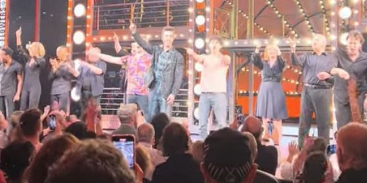 Video: Lewberger Sings 'Sweet Caroline' with Cast of A BEAUTIFUL NOISE