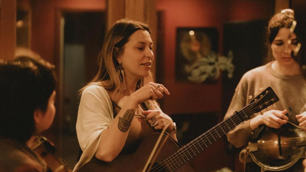 Lindsay Lou Releases BLUEGRASS WOMEN Album and Docuseries