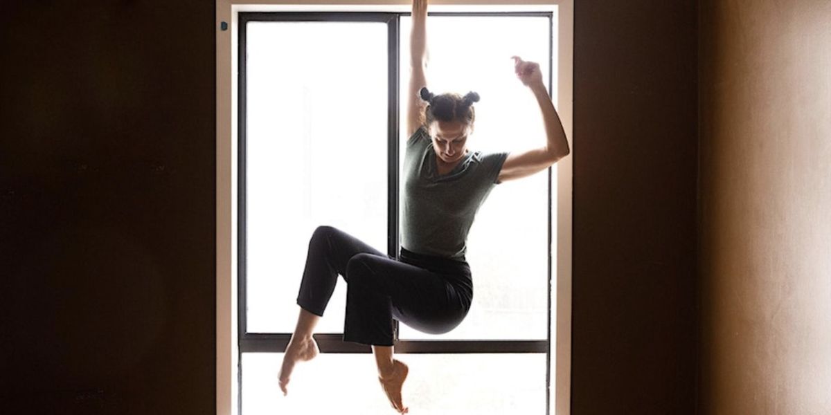 Lizz Roman & Dancers Perform in a New Site Specific Journey Engage The Environment of a Two-Story Home in San Francisco's Outer Sunset