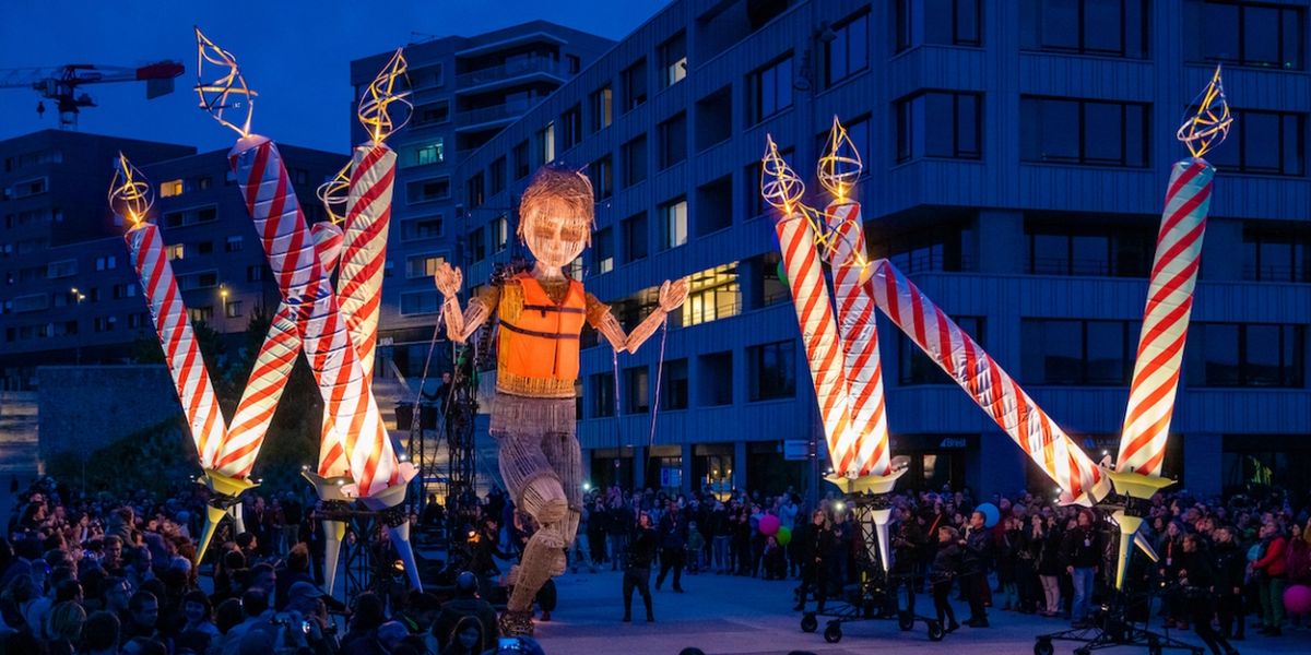 MO & THE RED RIBBON Comes to Newbury This Month
