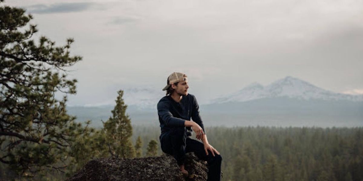 Max McNown Releases New Single COMETS Ahead of LEAVE ON A LIGHT Album