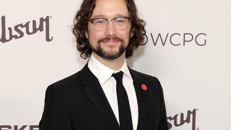 PENDULUM Poster Revealed Starring Joseph Gordon-Levitt, Phoebe Dynevor Photo