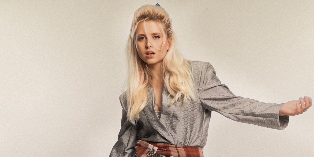 PHEBE STARR Releases Indie-Pop Single 'One Step. Two Step.'