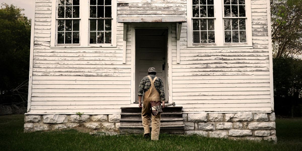 Payton Smith Releases New Single 'Camouflage Town'