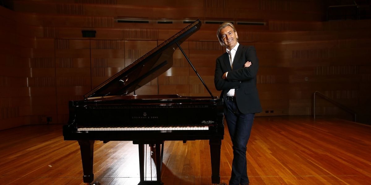 Phil Burton and Prinnie Stevens Perform HOT AUGUST NIGHT With the George Ellis Orchestra