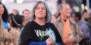 Photo: Rosie O'Donnell Dons WICKED Shirt in New AND JUST LIKE THAT Preview