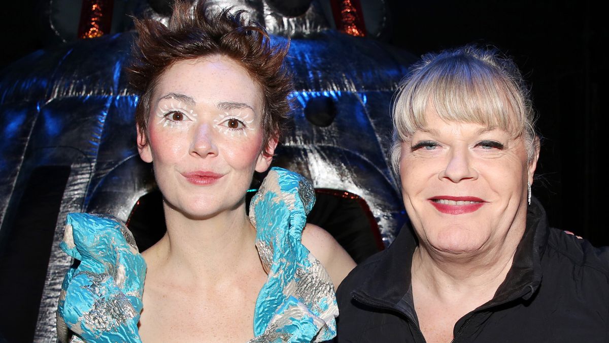 Photos: Suzy Eddie Izzard Visits ELF LYONS IS THE WOMAN ON THE EDGE Photos: Suzy Eddie Izzard Visits ELF LYONS IS THE WOMAN ON THE EDGE