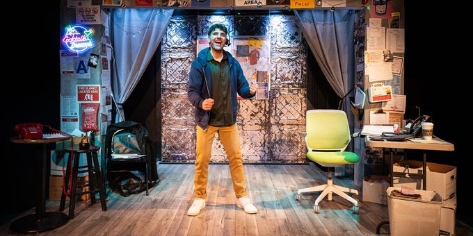 Photos: FULLY COMMITTED Starring Mike Newquist Returns to Chicago at The Den The Photos