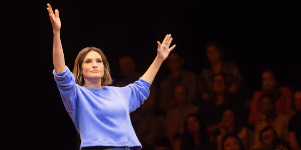 Photos: First Look at Mariska Hargitay in EVERY BRILLIANT THING