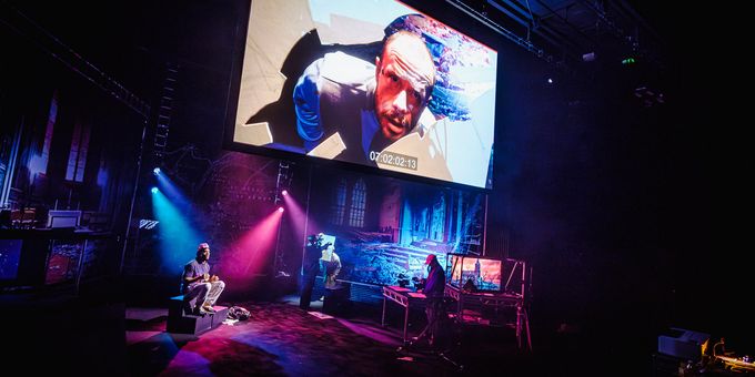 Photos: In Rehearsal for WAR OF THE WORLDS From imitating the dog Photos