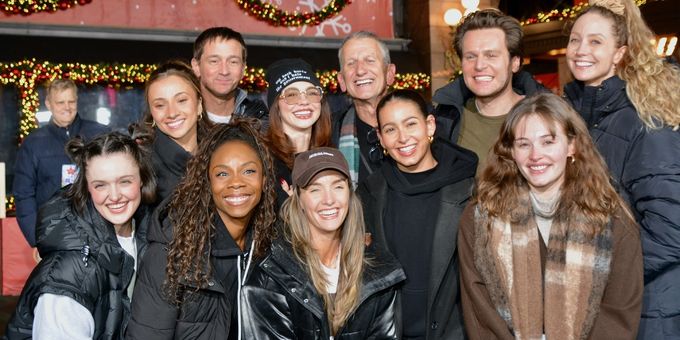 Photos: Jonathan Groff, Sarah Hyland and More Rehearse for Macy’s Thanksgiving Photos