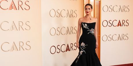 Photos: Josh Groban, Rose Byrne, & More on the 2026 Oscars Red Carpet Photo