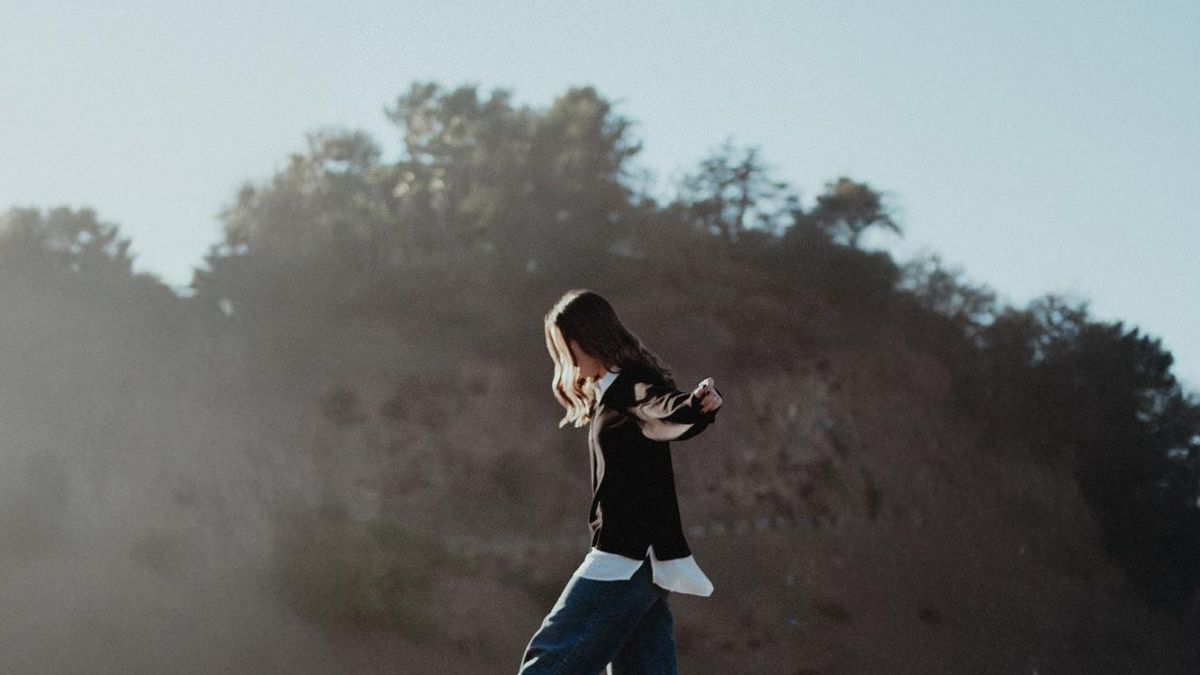 Photos: Julia Gartha Releases New EP CALIFORNIA'S KILLING ME