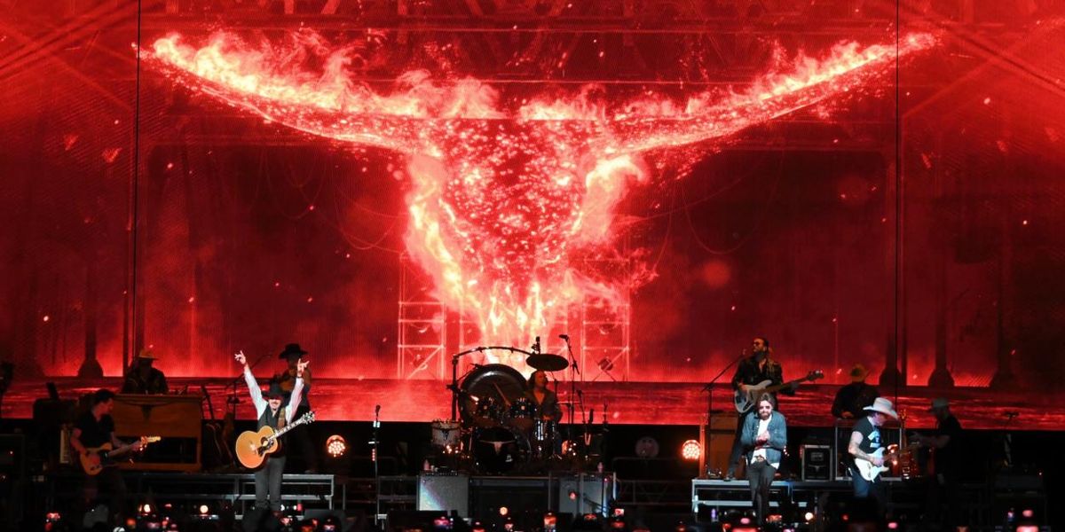 Photos: NEON MOON TOUR Opens With Sold-Out Shows at Bridgestone Arena