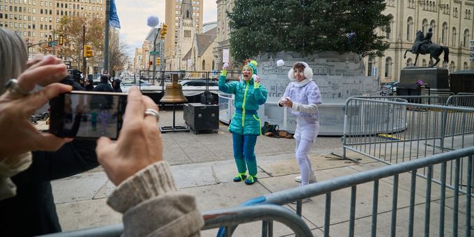 Photos: Cirque Du Soleil's TWAS THE NIGHT BEFORE Visits City Hall's Philly Holid Photos