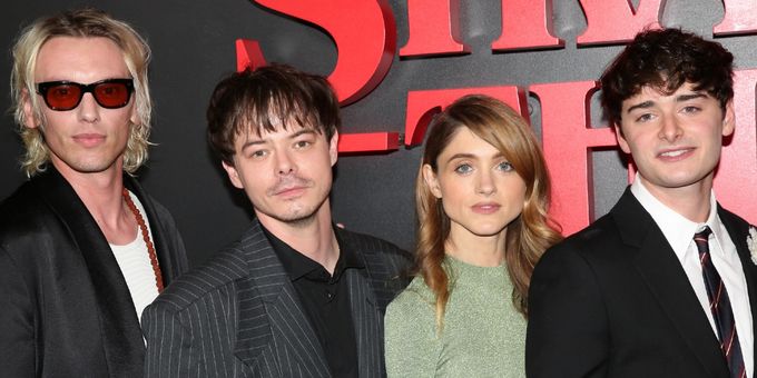 Photos: Natalia Dyer, Charlie Heaton &amp; More on the STRANGER THINGS Red Carpe Photos
