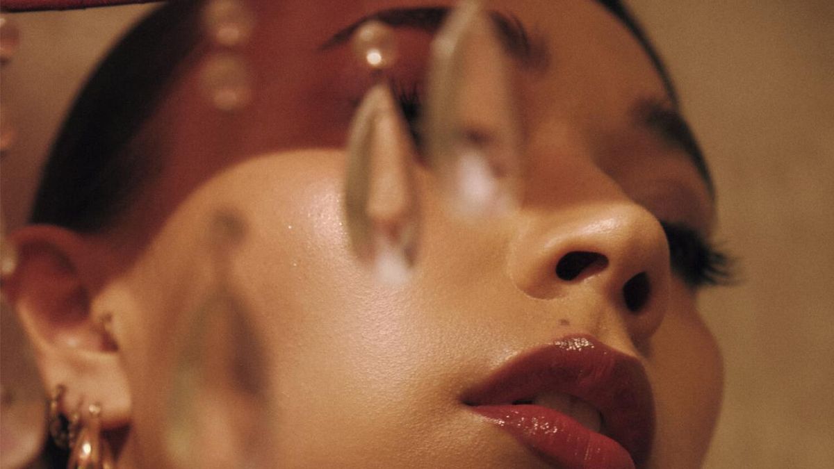 Photos: Saïna Releases New EP HOTEL 555
