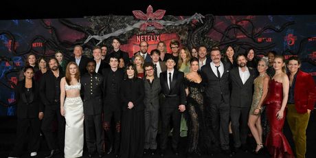 Photos: Sadie Sink, Gaten Matarazzo, & More at STRANGER THINGS 5 World Premiere Photo