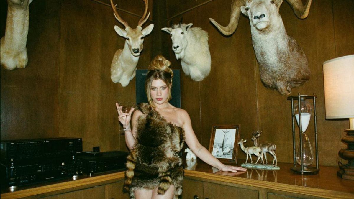 Photos: Slayyyter Releases New Song 'i think he's got a girl'