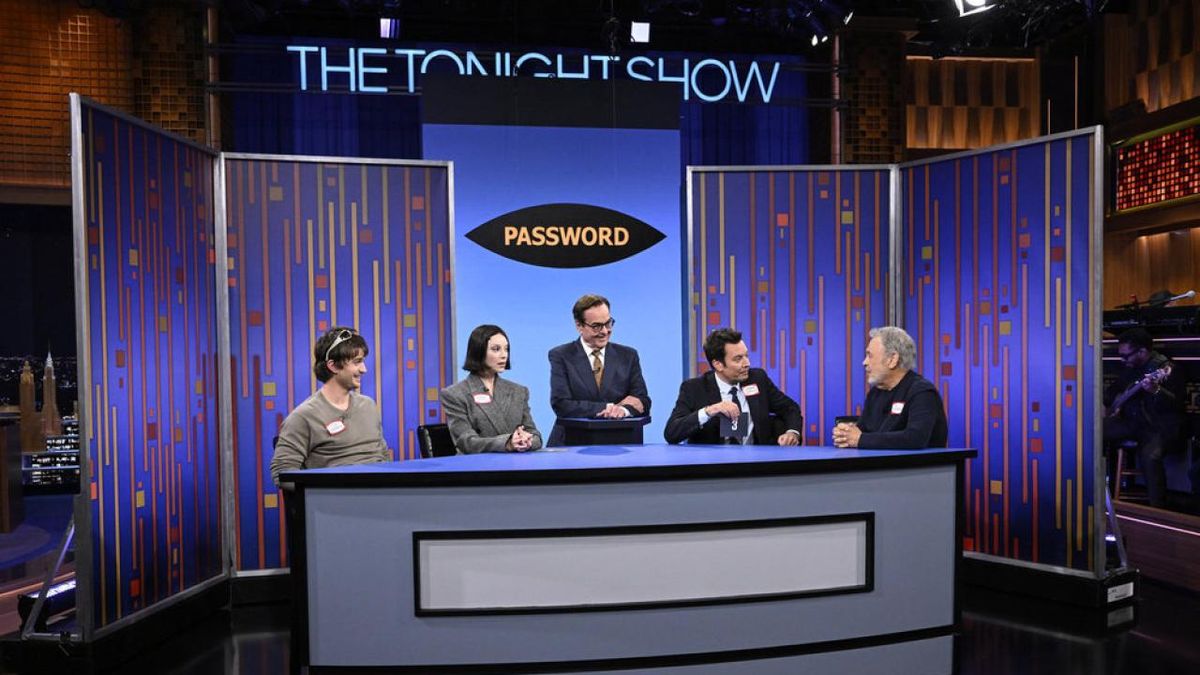 Photos: THE TONIGHT SHOW Features Billy Crystal, Joe Keery, St. Vincent