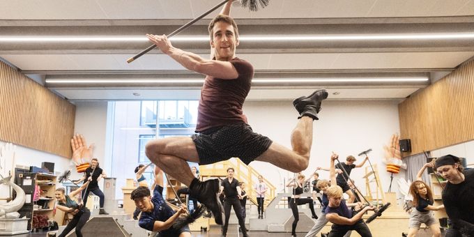 Photos/Video: MARY POPPINS UK Tour in Rehearsal
