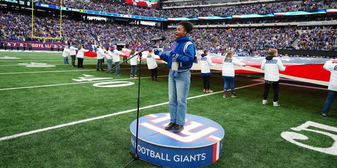 Photos & Video: THE WIZ's Nichelle Lewis Sings the National Anthem at the New York Giants Game
