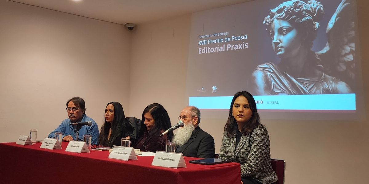 Recibe Hortensia CarraSco Santos El XVII Premio De Poesía Editorial Praxis Por Polifonema