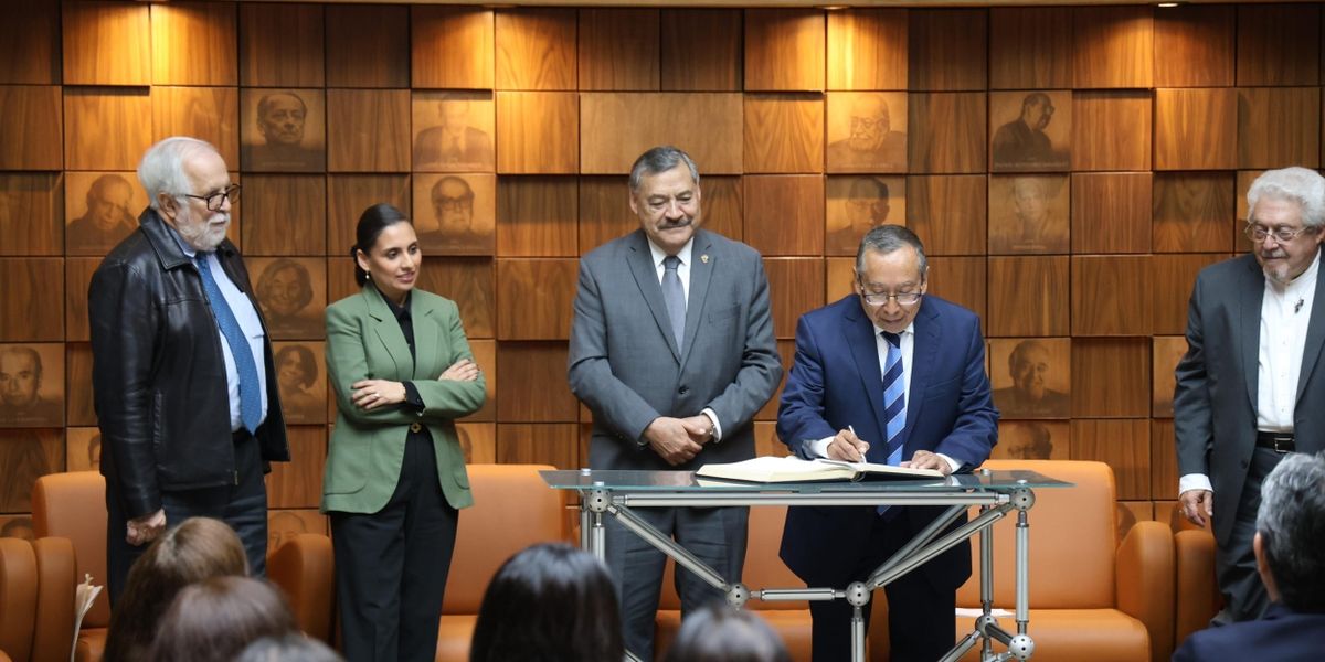 Recibe Alberto Enríquez Perea El Premio Internacional Alfonso Reyes 2024