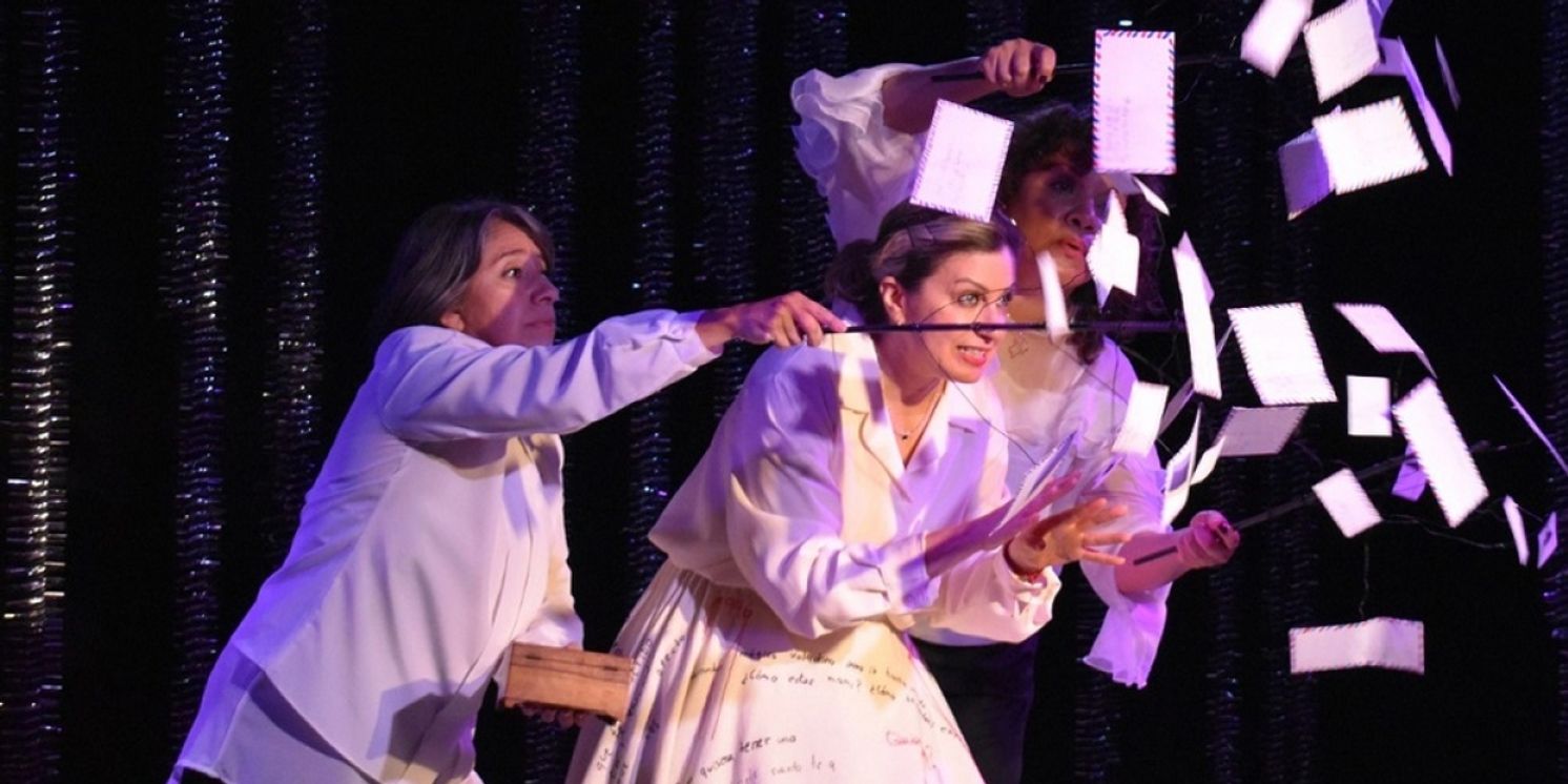 Regresa A La Sala CCB La Puesta En Escena Fotografía De Tres Muchachas  Image