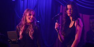 Review: Elizabeth Gillies Back us back to the 90s at The Laurie Beechman Theatre