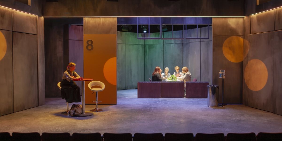 Arvio: Q-teatterin Pulu huoneessa on surkuhupaisa esitys kaksoiskansalaisuudesta