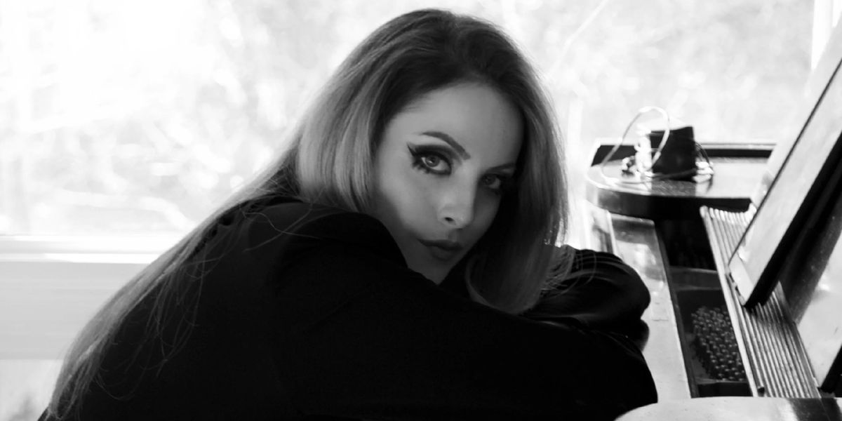 Review: Elizabeth Gillies Brings Nostalgia & Powerhouse Vocals to Café Carlyle