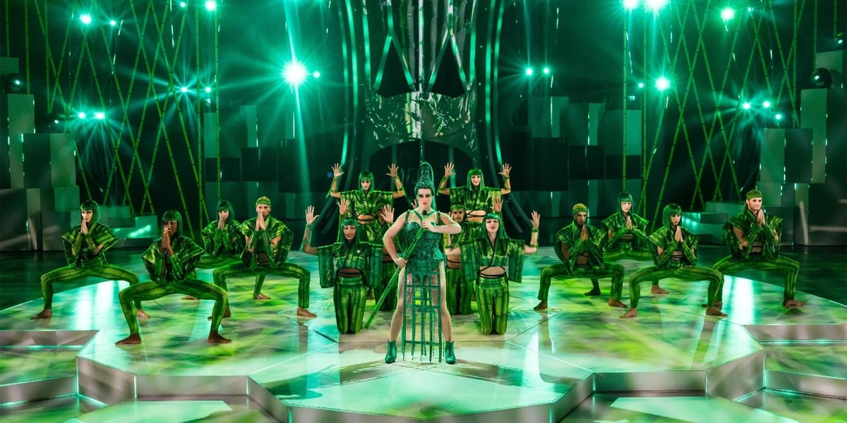 Review: FALLING | IN LOVE at Friedrichstadt-Palast - Berlin