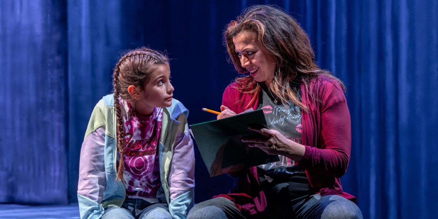 Review: HUNDREDS AND HUNDREDS OF STARS at TimeLine Theatre Company  Image