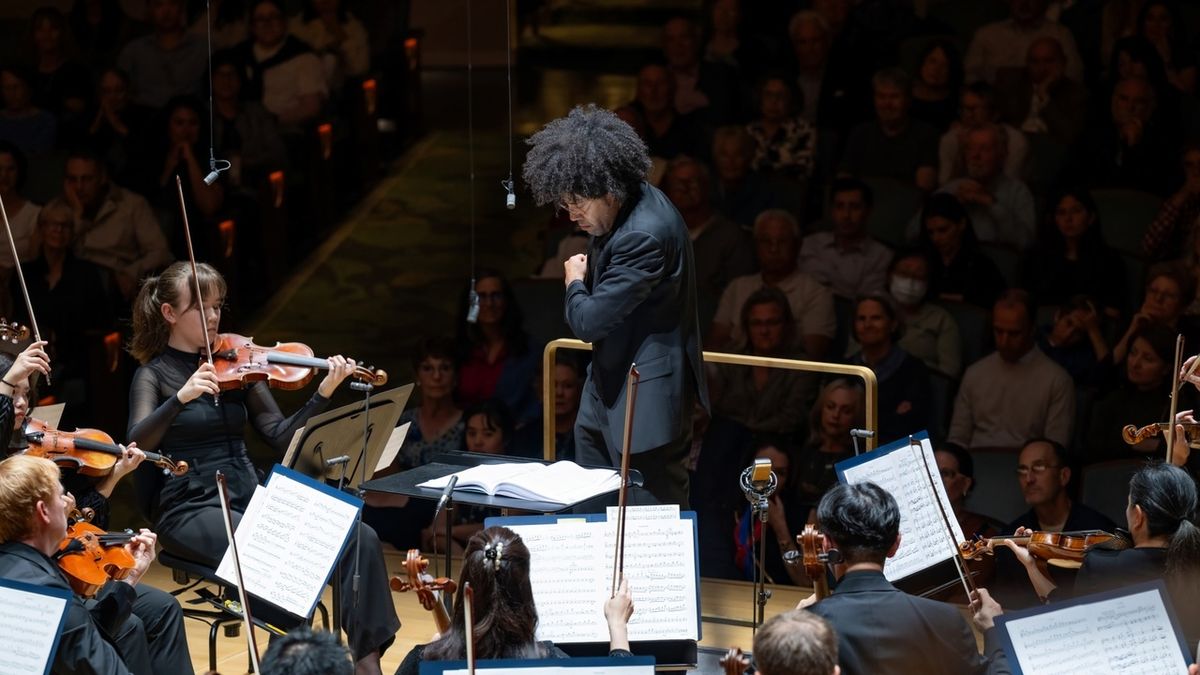Review: KHACHATURIAN’S EXUBERANT VIOLIN CONCERTO at Jacobs Music Center