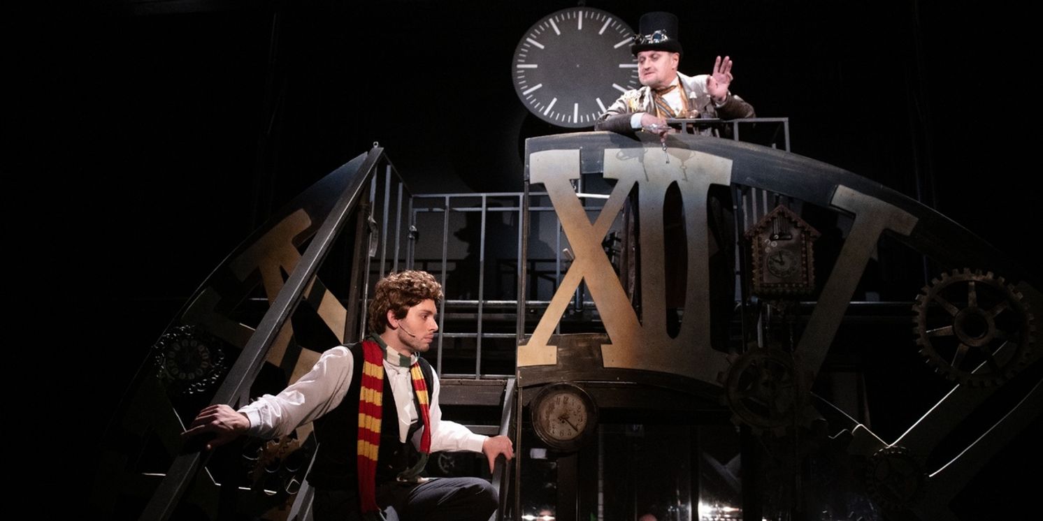 Review: KOUZELNÉ HODINKY DOKTORA KRONERA na Malé scéně plzeňského divadla  Image