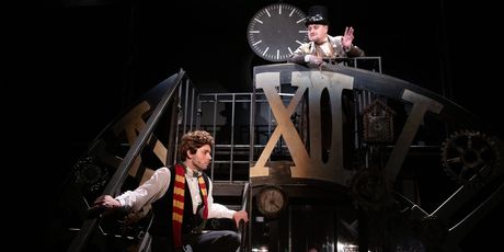 Review: KOUZELNÉ HODINKY DOKTORA KRONERA na Malé scéně plzeňského divadla Photo