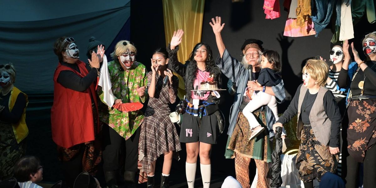 Review: MENCARI GURU BANGSA as an Experiment in Life and Theater