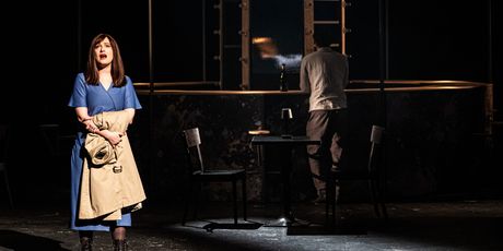 Review: PĚT LET tam ale i ZPĚT v Divadle Hybernia se točí kolem vztahu mladé dvojice Photo