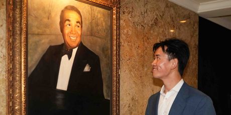 Review: Bryan Eng at Bemelmans Bar... A Role He Was Born to Play Photo