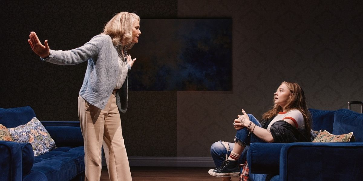 समीक्षा सारांश: MCC थिएटर में CAROLINE का उद्घाटन, जिसमें च्लोë ग्रेस मोरेट्ज़, एमी लैंडेकर और रिवर लिप-स्मिथ मुख्य भूमिकाओं में 