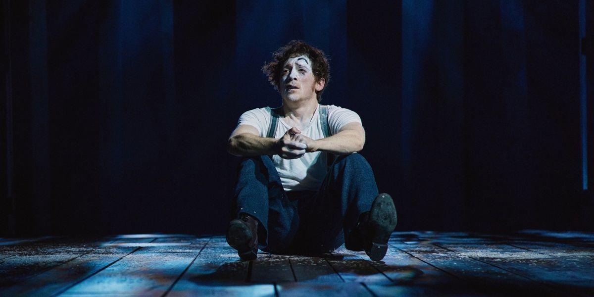 评论综述：埃森·斯莱特领衔主演传统舞台公司的《火车上的马塞尔》 