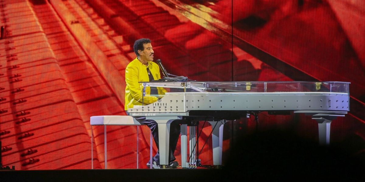 Review: SING A SONG ALL NIGHT LONG TOUR at Grand Casino Arena