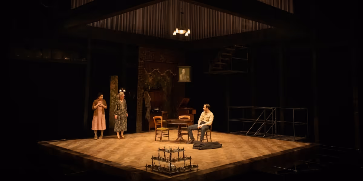 Review: THE GLASS MENAGERIE at Alley Theatre