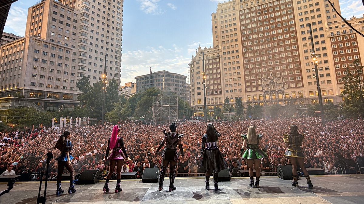 SIX inunda de ritmo la Plaza de España en las Fiestas de la Hispanidad