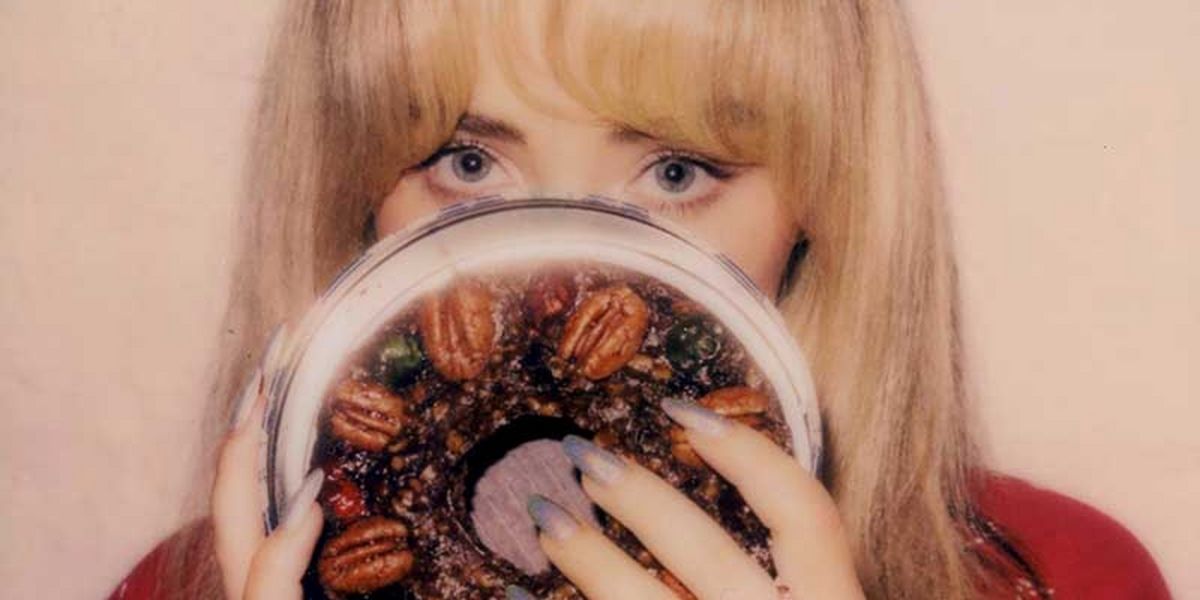Sabrina Carpenter Drops 'Fruitcake' Holiday EP